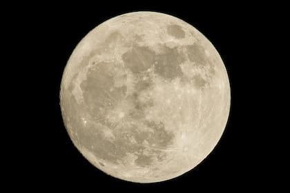 La superficie de la Luna contendría agua congelada