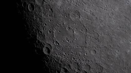 La superficie de la Luna da cuenta de innumerables impactos ocurridos a lo largo de millones de años