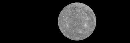 La superficie de Mercurio presenta enormes escarpas y crestas formadas mientras el interior del planeta se enfriaba y contraía