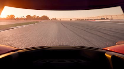 La superficie de pista visible desde su puesto de conducción fue, en promedio, 3,2 veces la de diez superdeportivos y vehículos de circuito utilizados como referencia