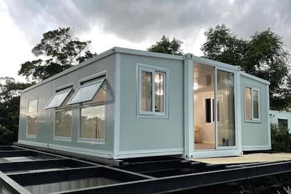 La superficie total de la casa es de 775 pies cuadrados (72 m²) (Amazon/Skyline Homes)