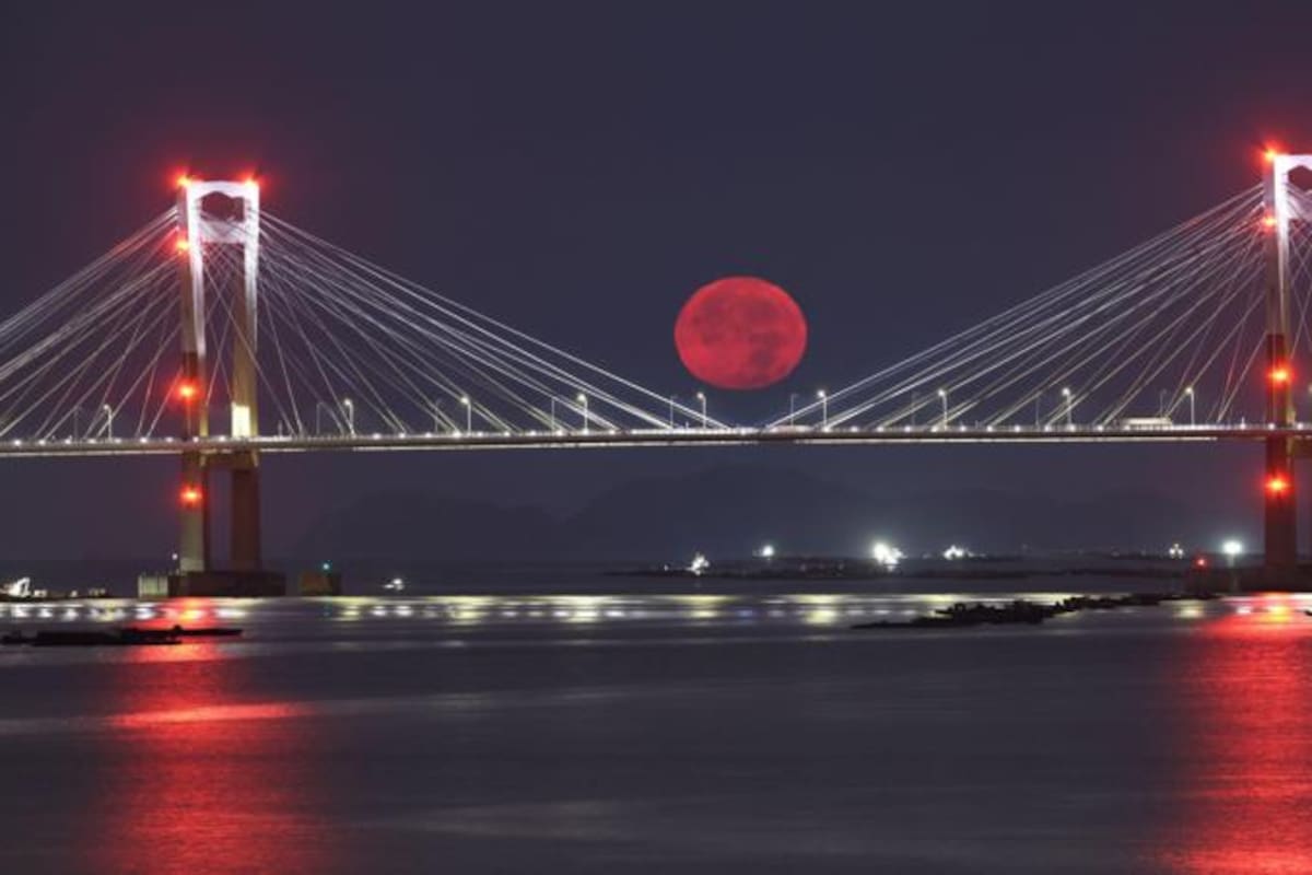La superluna azul sobre el Puente de Rande, en Galicia, España.