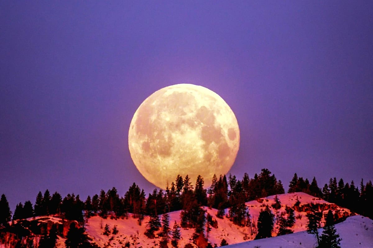 La Superluna es fenómeno que despierta fascinación y pasión por su impacto tanto físico como espiritual en la Tierra y quienes la habitan