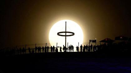 La superluna provoca mareas más altas de lo normal.