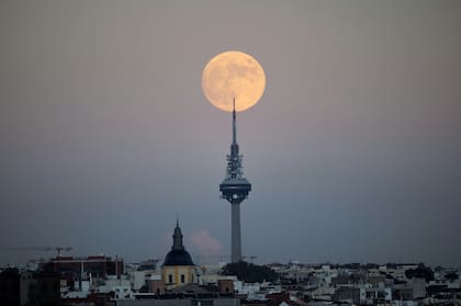 La superluna se ve más grande y brillante que el resto de las lunas llenas del año (Unsplash/Emilio Garcia)