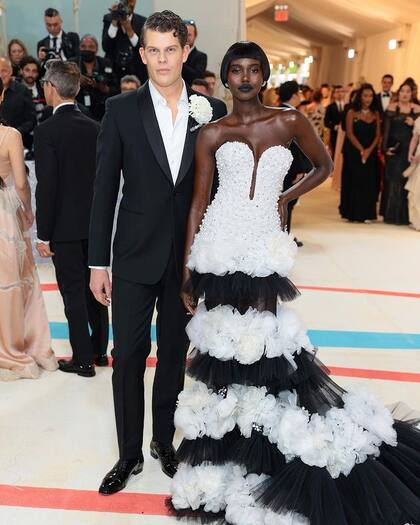 La supermodelo Adut Akech asistió a la Met Gala 2023 con el director creativo de Carolina Herrera, Wes Gordon