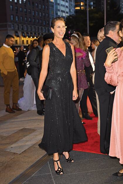 La supermodelo de los 90 Christy Turlington revivió el estilo de los años 20 con un vestido de paillettes escote en V sin mangas, sandalias retro y clutch.