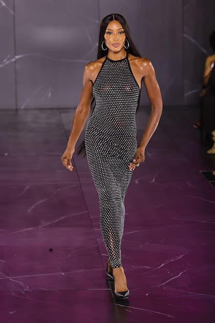 La supermodelo, madre de dos hijos, volvió a hechizar al público.