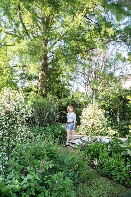 La superposición de árboles, arbustos y cubresuelos genera una sensación de profundidad, incluso en jardines pequeños