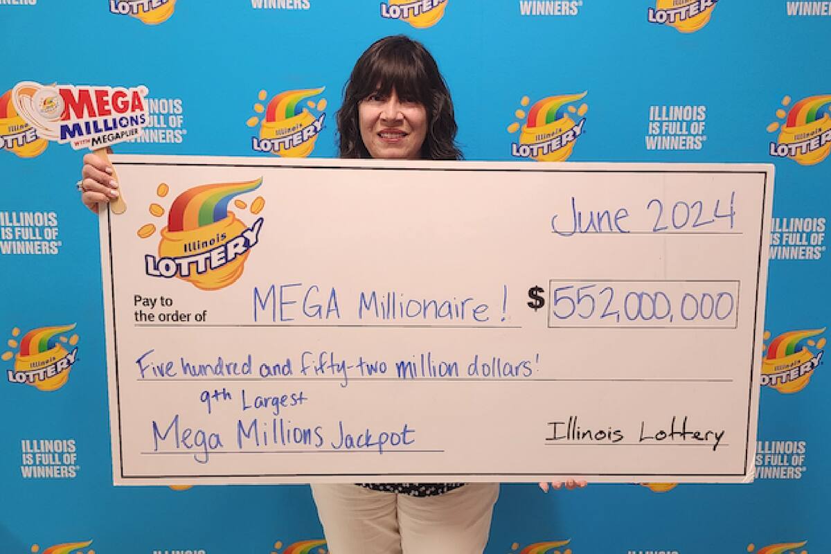 La supervisora del Centro de Premios Des Plaines de la Lotería de Illinois posó con el cheque, debido a que el ganador de Mega Millions decidió permanecer en el anonimato