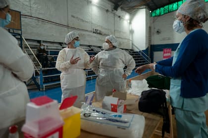 La supervisora ​​de enfermería Paola Almirón organiza una campaña de vacunación contra el COVID-19 en un gimnasio en las afueras de Buenos Aires