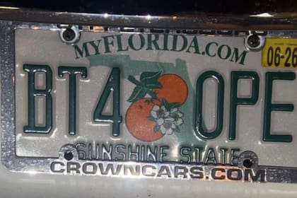 Las personas en Florida ya no pueden colocar ningún material que dificulte la visualización o la identificación de la información principal de las matrículas