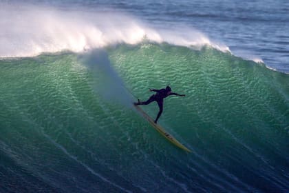 La surfer francesa Justine Dupont enfrenta una ola de grandes proporciones en un torneo en Nazaré