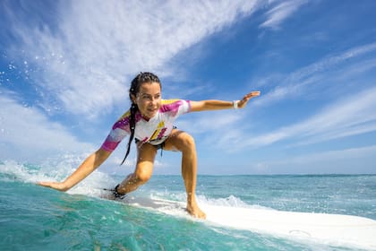 La surfista peruana Sofia Mulanovich se lucía en la playa Lobitos en 2010