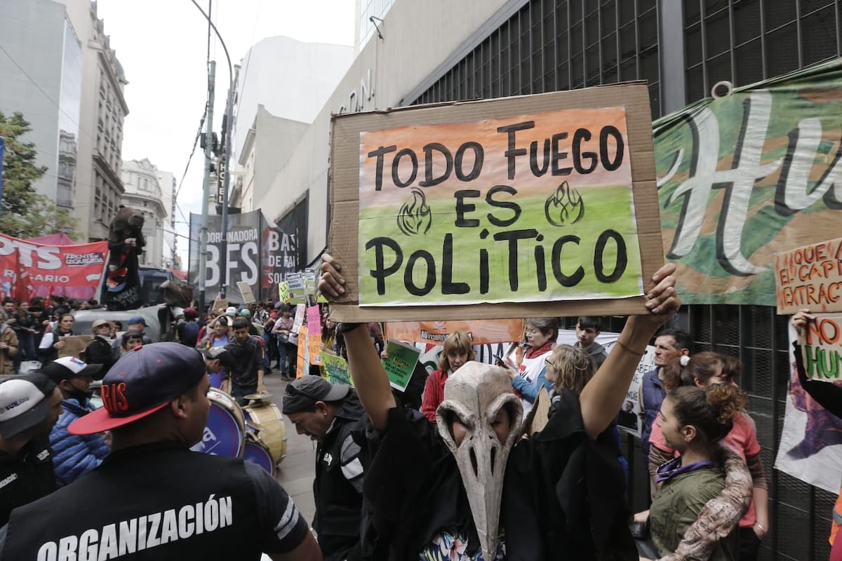 La suspensión del tratamiento de la ley de Humedales hizo estallar a Luis Novaresio, quien calificó el hecho como una “una vergüenza”. Foto: Convocatoria frente al Congreso (Riobamba y Rivadavia) para reclamar por la Ley de Humedales.