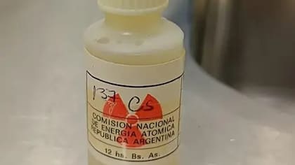 La sustancia está almacenada en un recipiente de plomo