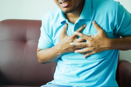 La sustitución de carbohidratos por alimentos ricos en grasas saturadas puede incrementar los niveles de colesterol LDL, lo que eleva el riesgo cardiovascular a largo plazo