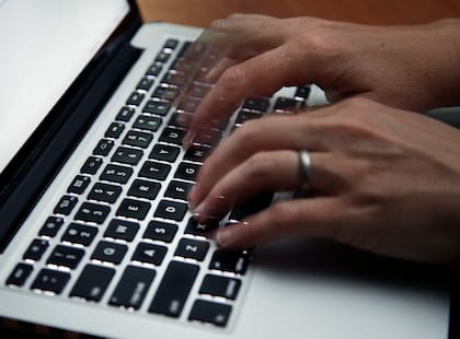 La sustracción del material se dio luego de que la docente dejara su cuenta de correo electrónica abierta en una de las computadoras de la escuela