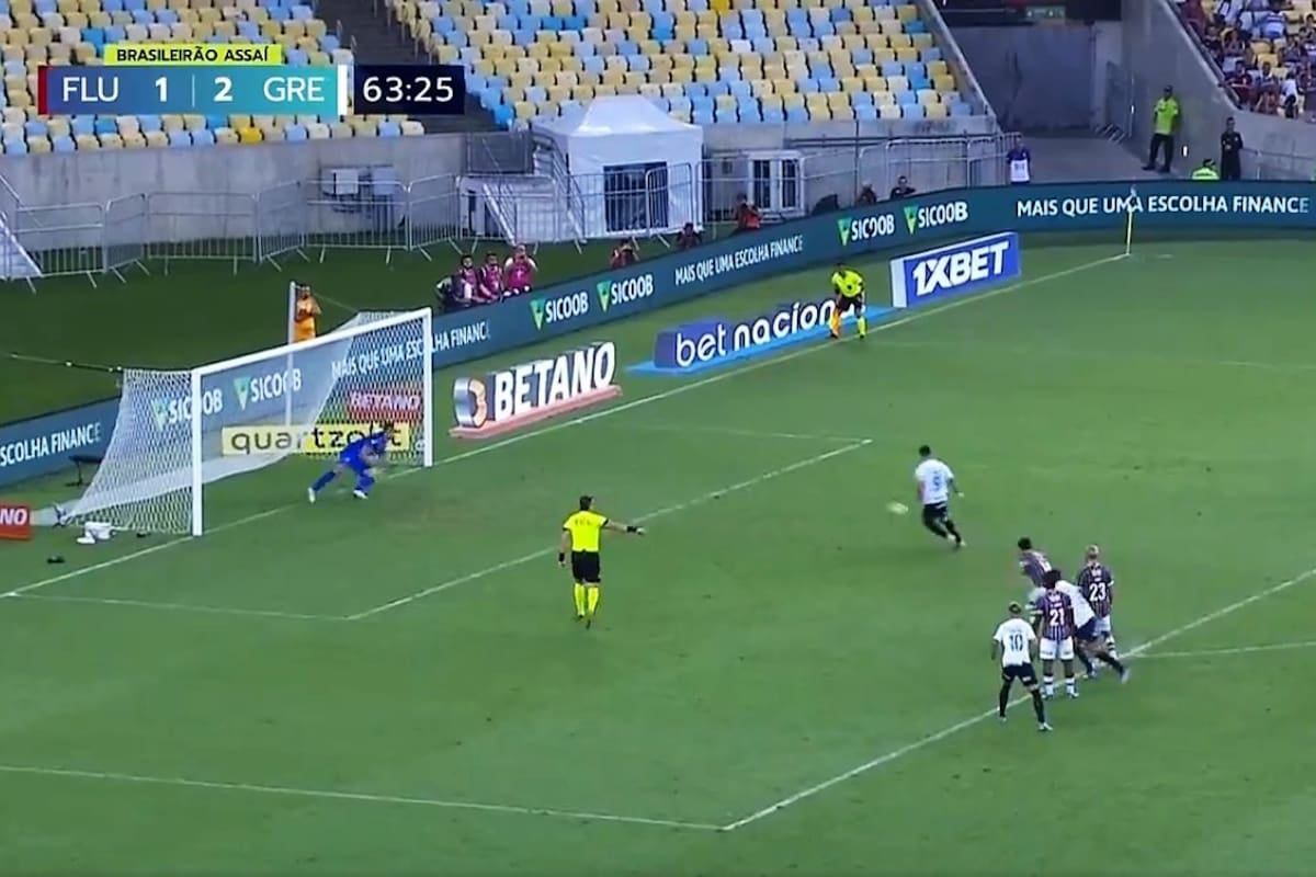 La sutileza de Luis Suárez para convertir el penal de Gremio ante Fluminense, en su despedida del fútbol brasileño