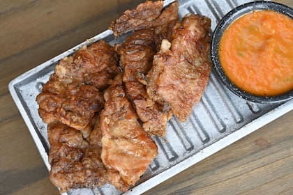 La tabla de achuras incluye chorizo, morcilla, chinchulín y mollejas