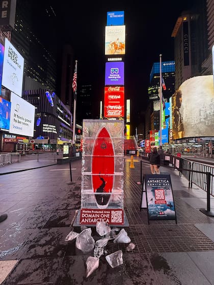 La tabla utilizada por los Gauchos del Mar durante su expedición antártica se derrite lentamente en el centro de Nueva York