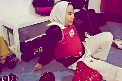La taekwondista afgana Zakia Khudadadi, de 23 años, se entrenó en clubes de varones con el objetivo de participar en los Juegos Paralímpicos de Tokio 2020; la inestabilidad política en su país y el cese de los vuelos por el golpe de Estado del movimiento talibán le impidieron viajar.