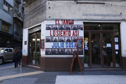 La tapa de "El tango lo siento así" de Julio Sosa, en un café de Buenos Aires