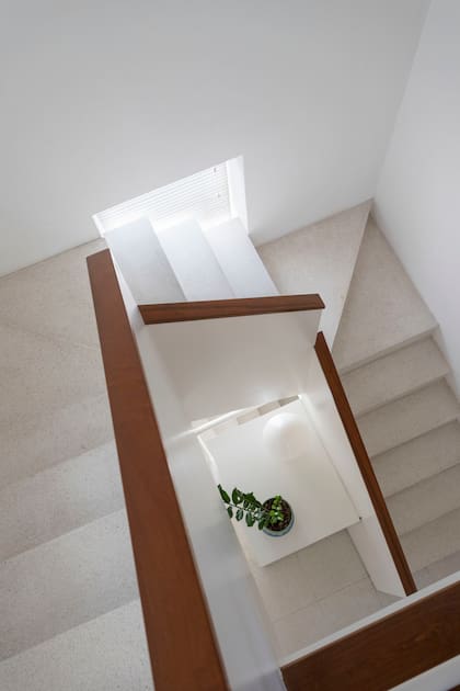 La tapa de la baranda hace eco con la madera del piso de la planta baja.