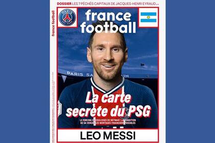 La tapa de la Revista France Football en la que se lo ve a Lionel Messi con la camiseta de PSG