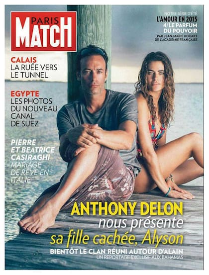 La tapa de la revista Paris Match, en agosto
de 2015, en la que Anthony Delon presenta a su “hija
oculta”