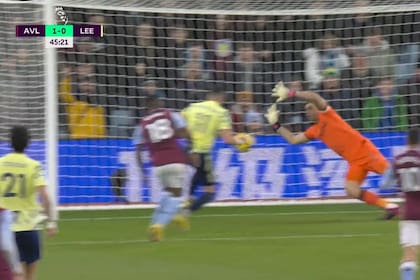 La tapada impresionante de Emiliano "Dibu" Martínez a Jack Harrison cuando Aston Villa ganaba por 1-0 ante Leeds en la Premier League.