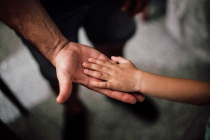 La tarea de los padres no es evitarles los problemas a los hijos sino acompañarlos en las situaciones difíciles de modo que adquieran recursos crecientes para afrontar niveles de dificultades y de estrés cada vez más altos