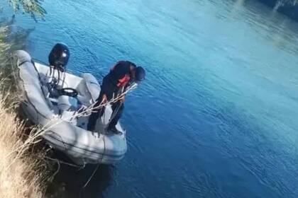 La tarea de los rescatistas, ayer, en el río Limay