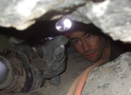 La tarea de rescate fue muy complicada por el pequeño espacio para moverse en la cueva