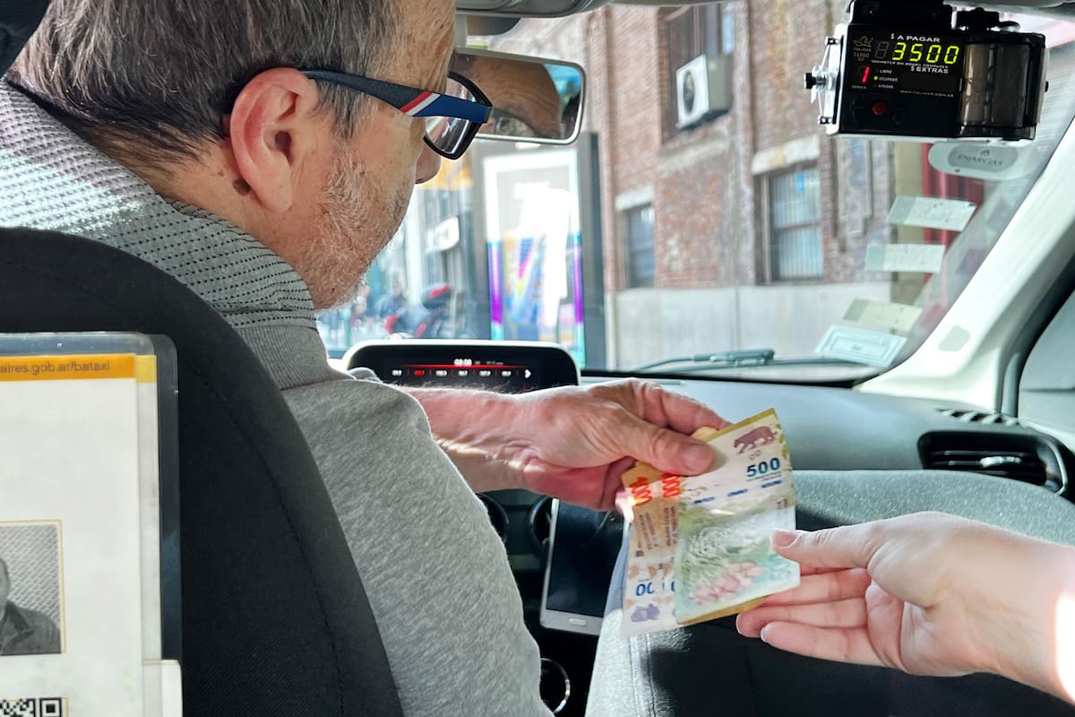 La tarifa que cobra un taxista es un factor exógeno para sus ingresos; el tiempo que le dedica al trabajo, un factor endógeno