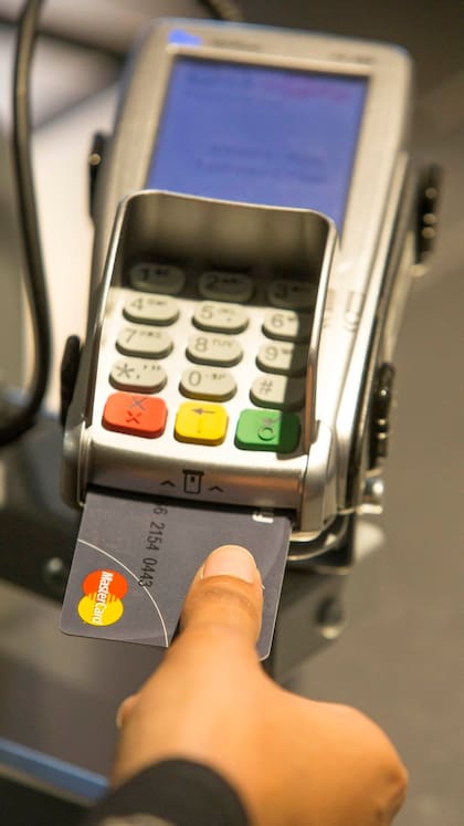 La tarjeta de crédito con el sensor de huellas digitales de MasterCard no requiere el ingreso de un PIN o firmar un papel