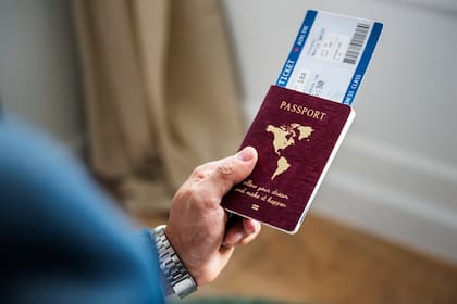 La tarjeta de embarque es un documento que proporcionan las aerolíneas después del check-in y que permite a los pasajeros acceder a su vuelo