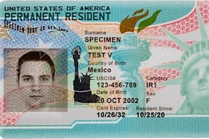 La tarjeta de residente permanente es el documento que prueba que un extranjero está autorizado para vivir y trabajar en EE.UU. de forma legal
