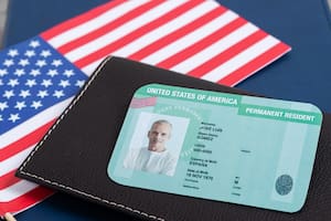 La tarjeta de residente permanente es el documento que prueba que un extranjero está autorizado para vivir y trabajar en EE.UU. de forma legal