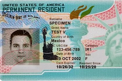 La tarjeta de residente permanente le otorga a un extranjero derechos y obligaciones; debe presentarla ante cualquier oficial de inmigración o agente del orden público