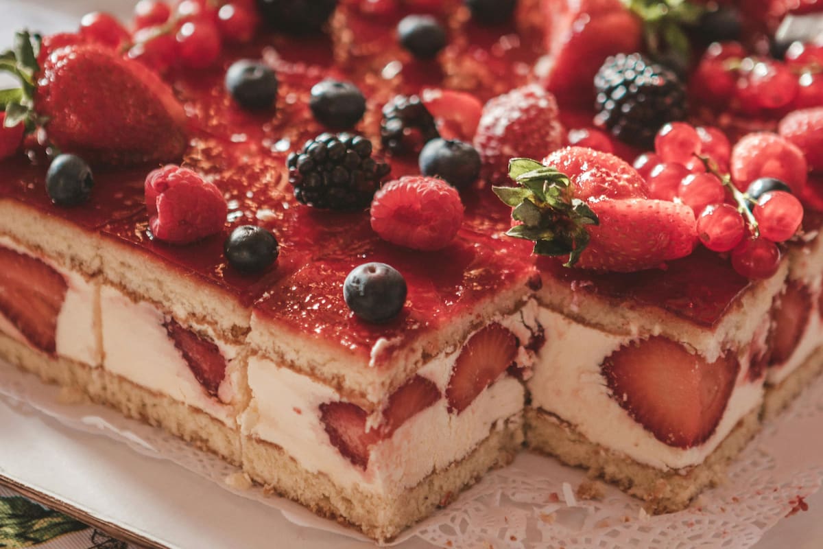 La tarta de crema de frutillas sin horno ni amasado que es ideal para los días de calor