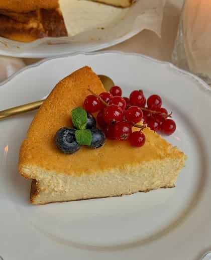 La tarta vasca surgió hace más de 50 años y se volvió tendencia por su fácil preparación que incluye queso crema, crema de leche y fécula de maíz