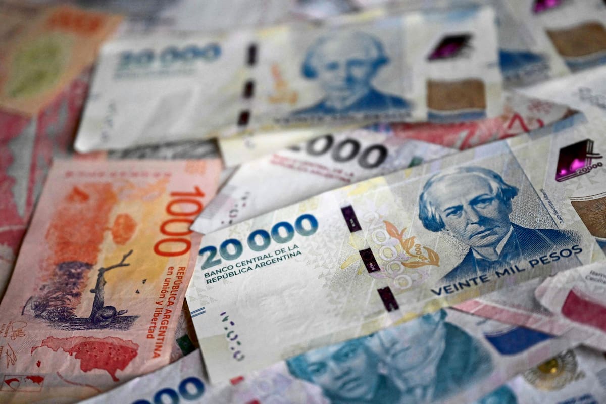 La tasa de interés banco por banco este miércoles 8 de abril (Photo by Luis ROBAYO / AFP)