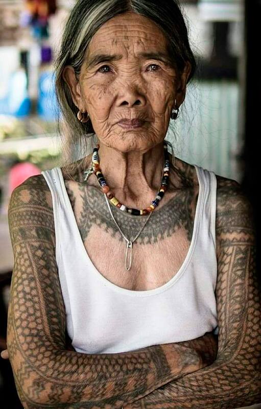 La tatuadora posa Whang Do posa para la foto dejándo a la vista los tatuajes de sus brazos y pecho.