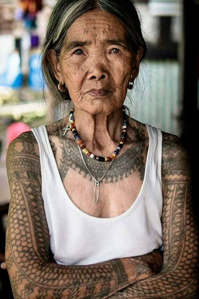 La tatuadora posa Whang Do posa para la foto dejándo a la vista los tatuajes de sus brazos y pecho.