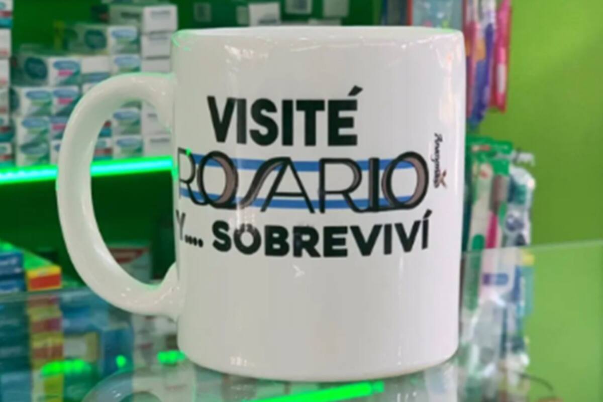 La taza que se vende en la terminal del Ómnibus de Rosario tiene la descripción "visité Rosario y... sobreviví"