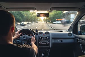 Illinois pide usar la técnica “Dutch Reach” para evitar accidentes con el auto: qué dice la ley