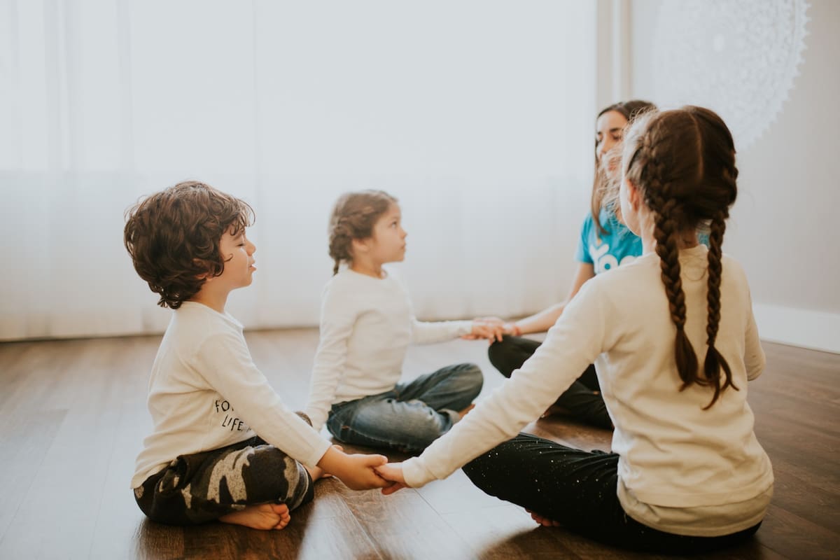 La técnica combina yoga, relajación, respiración y mindfulness para niños