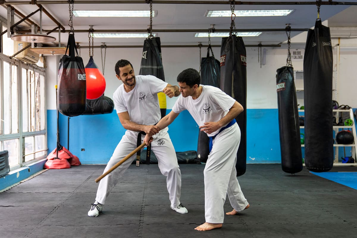 La técnica de defensa personal cuenta con entrenamientos que simulan cómo actuar ante posibles situaciones reales de violencia