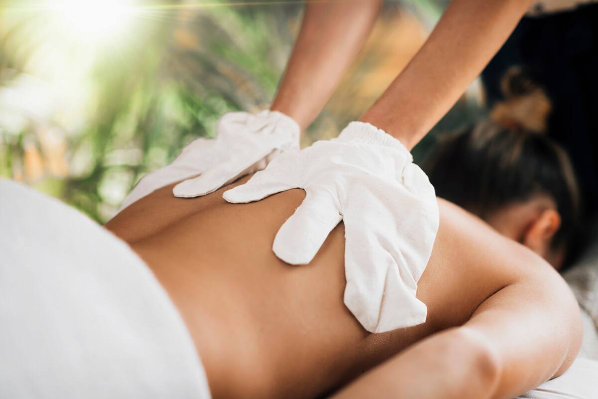 La técnica de masaje Garshan consiste en una exfoliación que se hace con guantes de seda y sal gruesa mezclada con hierbas